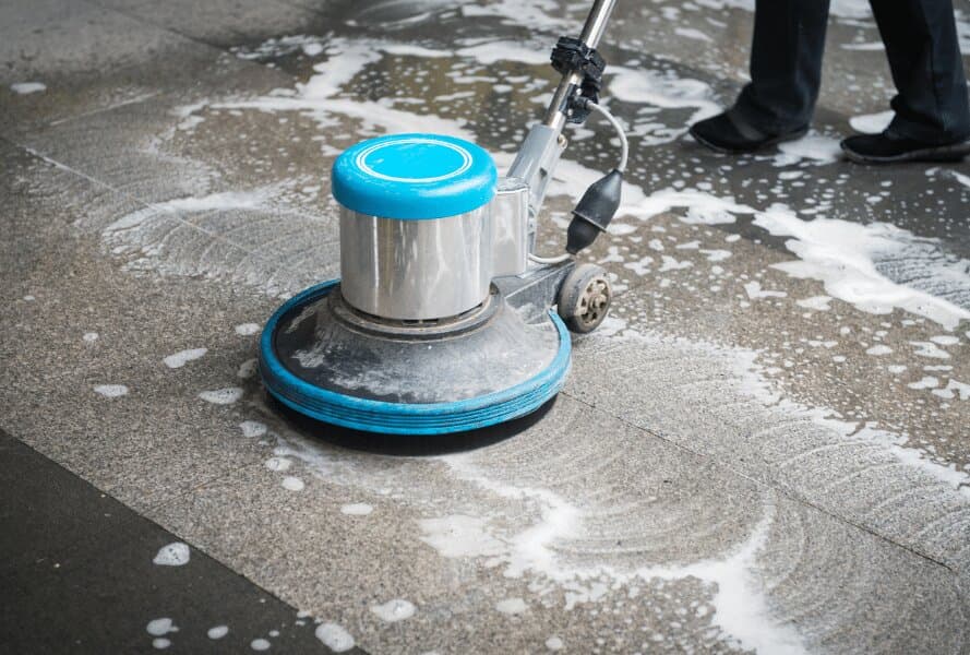 Lavage d'un sol carrelé à la monobrosse